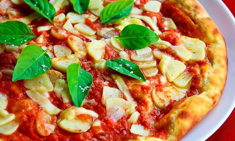 Pizza włoska – produkować na własną rękę, czy wybrać restaurację?